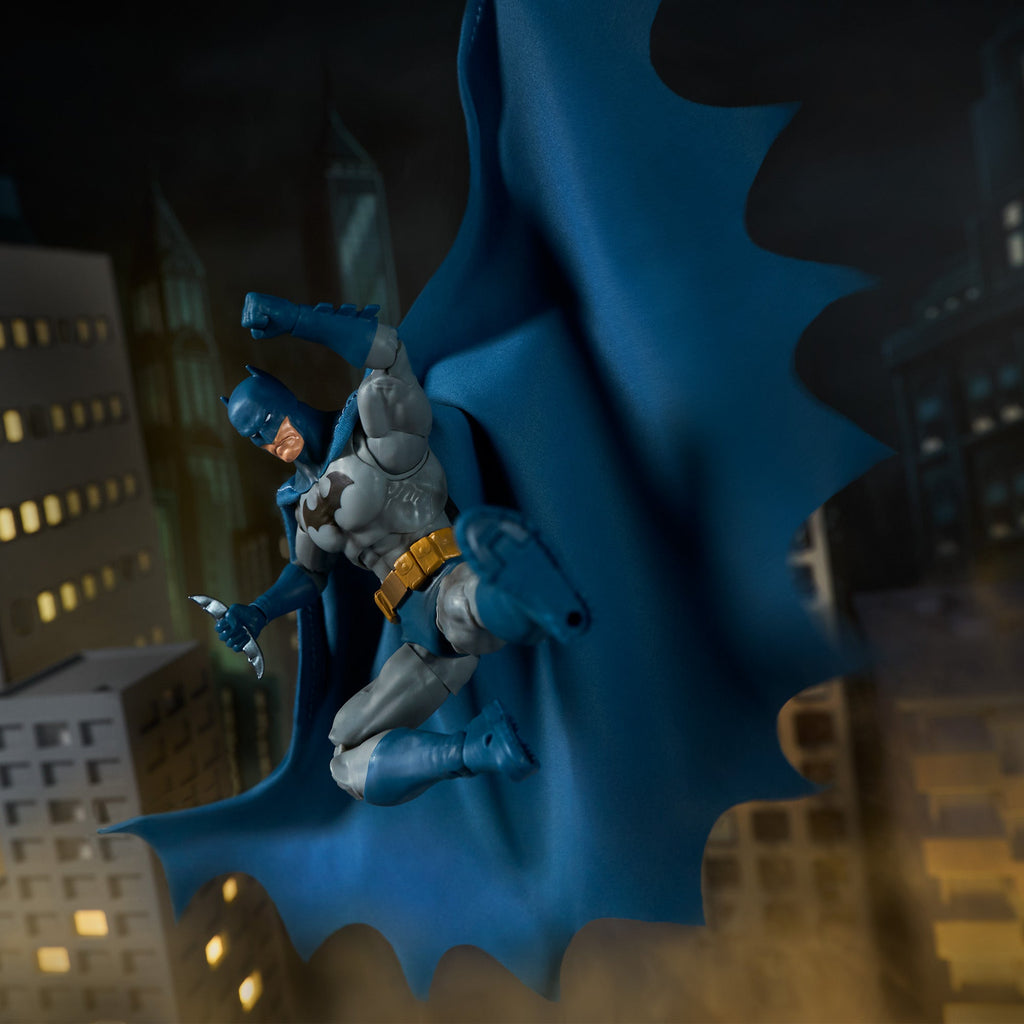 DC Premium Batman: Hush Rooftop Bat-Signal Diorama Set